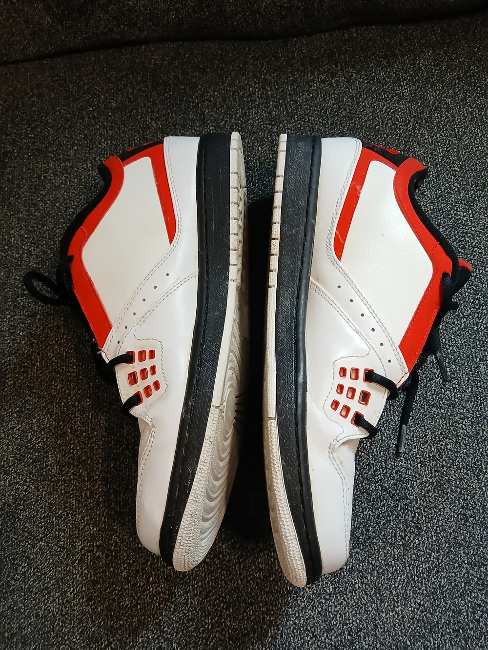 Air Jordan Men's Low-Top Basketball Shoes in White/Black/Red